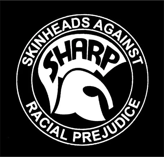 Logo circulaire noir et blanc du mouvement SHARP, représentant un casque de type trojan entouré du texte Skinheads Against Racial Prejudice